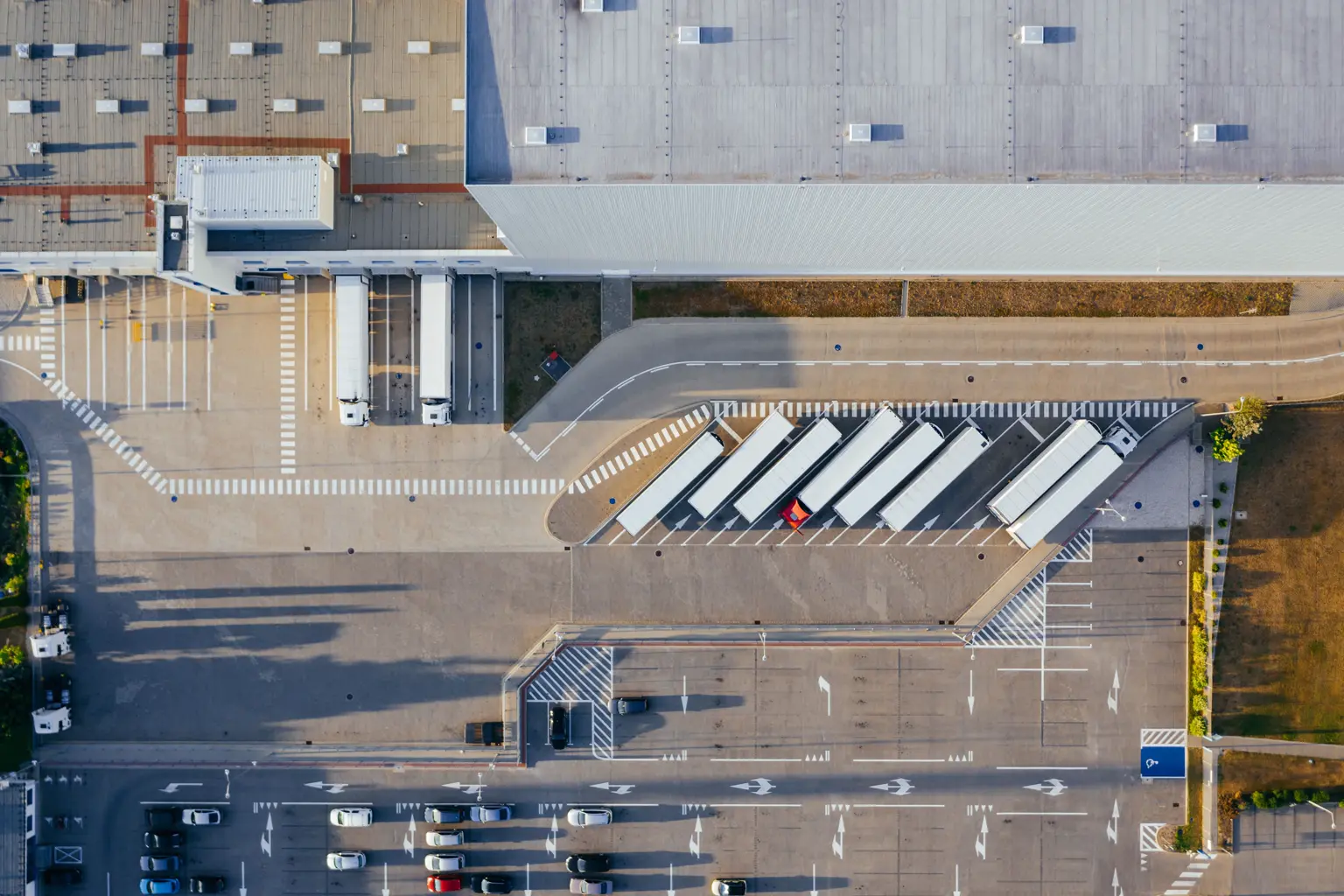 Luftaufnahme eines Logistikzentrums mit Lkw-Abstellfläche